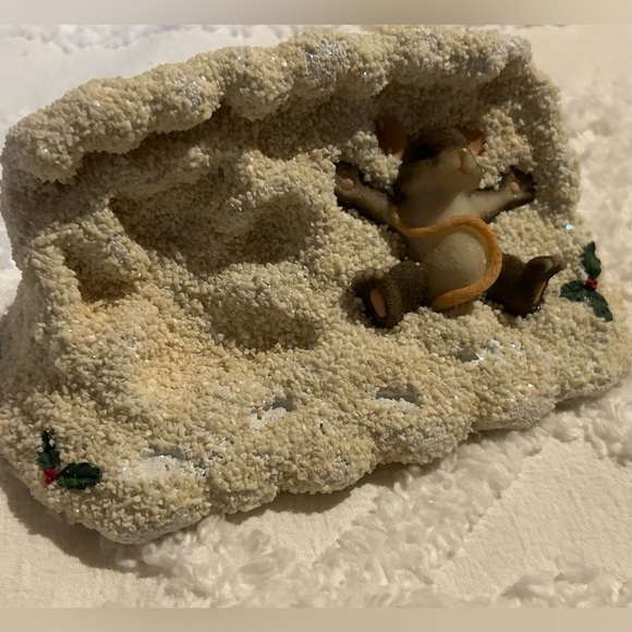 Charming Tails by Fitz and Floyd. “Maxine Making Snow Angels” figurine - Picture 3 of 5